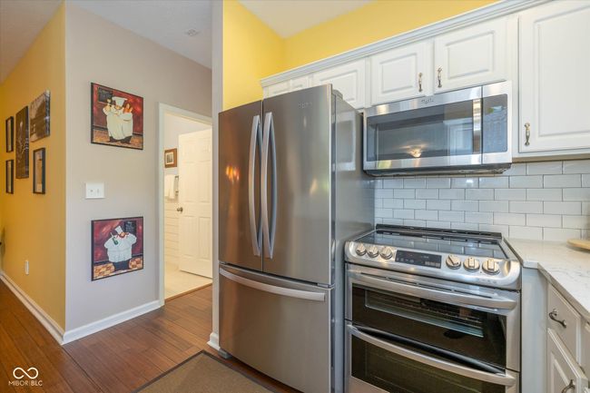 Newer electric range with double ovens | Image 10