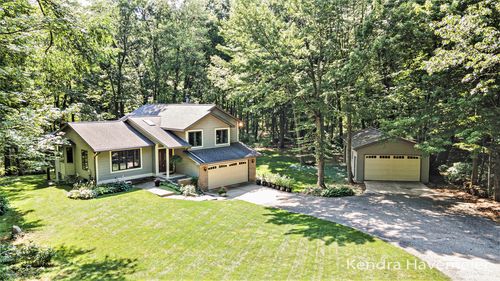 8601 Winterforest Dr Ne, Rockford, MI, 49341-8217 | Card Image