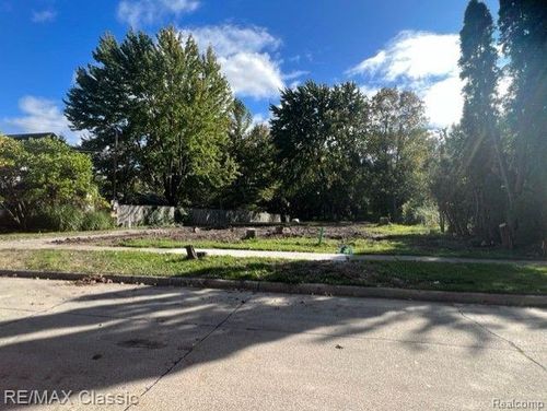 5018 Northlawn Dr, Sterling Heights, MI, 48310-6618 | Card Image