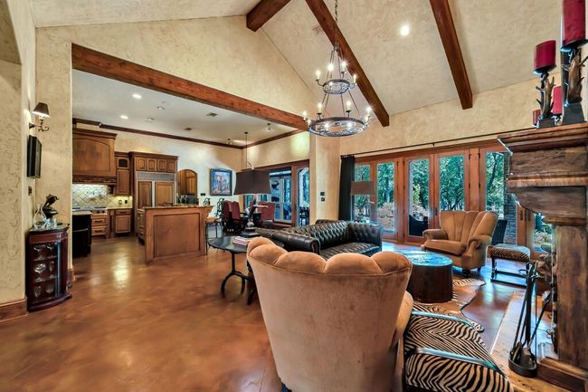 565 Lost Hunters Cyn, House other with 5 bedrooms, 5 bathrooms and 3 parking in China Spring TX | Image 11