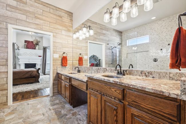 Primary Bathroom | Image 16