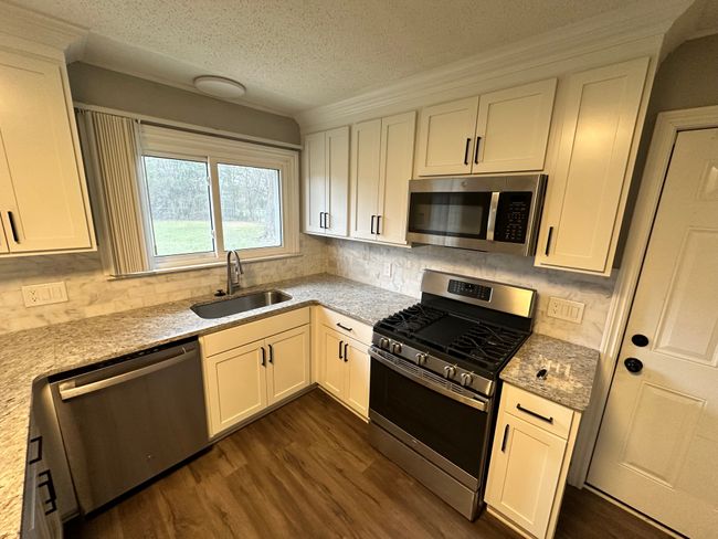 24739 Middlebelt Rd, House other with 3 bedrooms, 3 bathrooms and null parking in Farmington Hills MI | Image 4