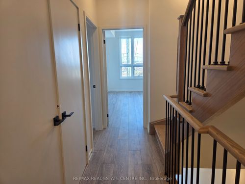 7-16 Lytham Green Cir, Newmarket, ON, L3Y0H3 | Card Image