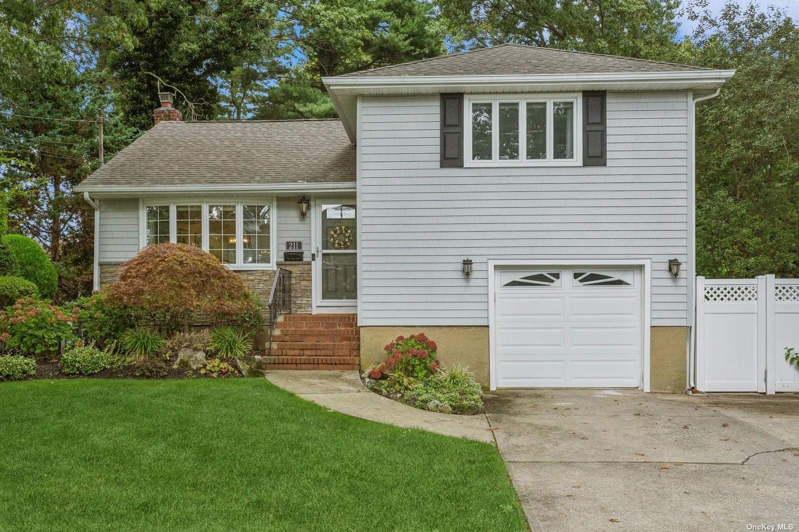 Von Huenfeld St, Massapequa Park, NY 11762