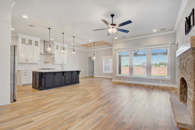 Beautiful open floor plan with natural light! | Image 9