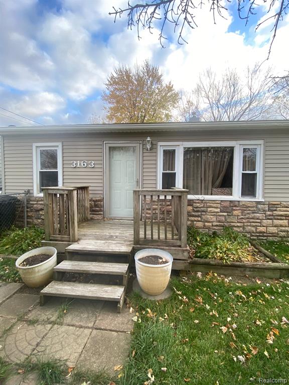 3163 W Gracelawn Avenue, For Sale in Mt. Morris Twp Zoocasa