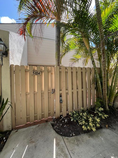 104-616 Executive Center Dr, West Palm Beach, FL, 33401-4944 | Card Image