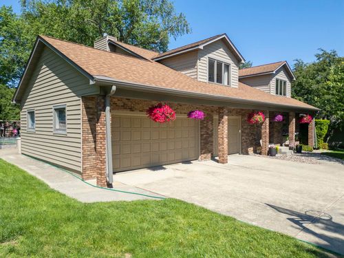 2215 Minnetonka Dr, Cedar Falls, IA, 50613-1521 | Card Image