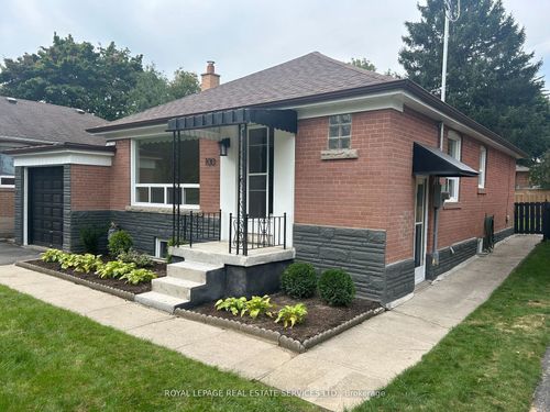 100 Ballacaine Dr, Etobicoke, ON, M8Y4B8 | Card Image