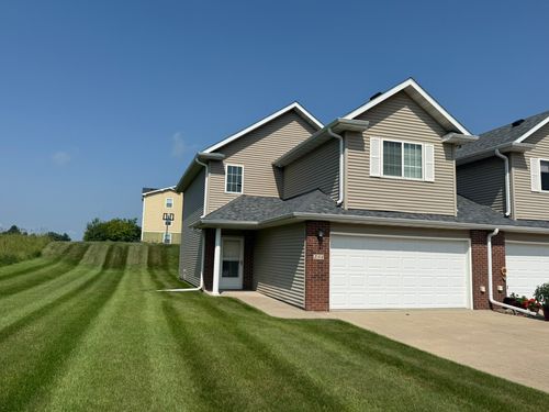 244 4th Ave W, Grinnell, IA, 50112-1975 | Card Image