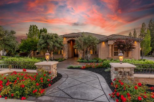 211 Rua Esperanza, Lincoln, CA, 95648-7946 | Card Image