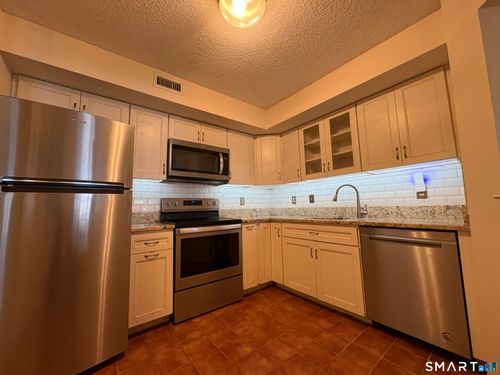 6-15 Forest Glen Circle, Middletown, CT, 06457 | Card Image