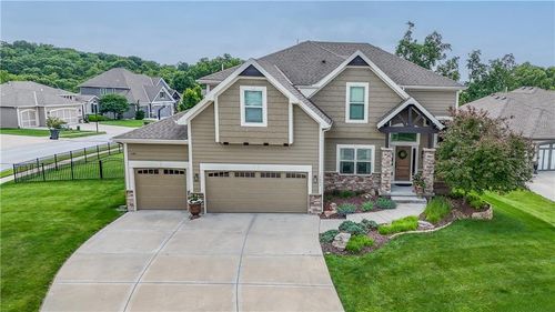 15053 Eagle Ln, Parkville, MO, 64152-7800 | Card Image