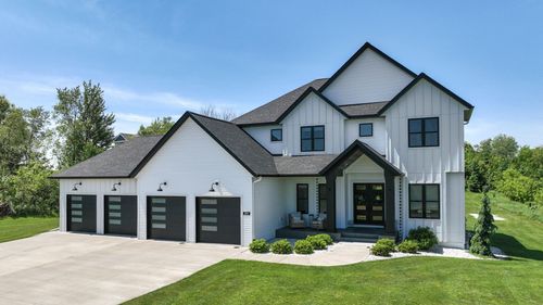S8908 Chestnut Rd, Eau Claire, WI, 54701-1102 | Card Image