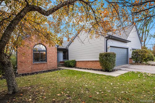 2742 Lochmoor Blvd, Lake Orion, MI, 48360-1946 | Card Image