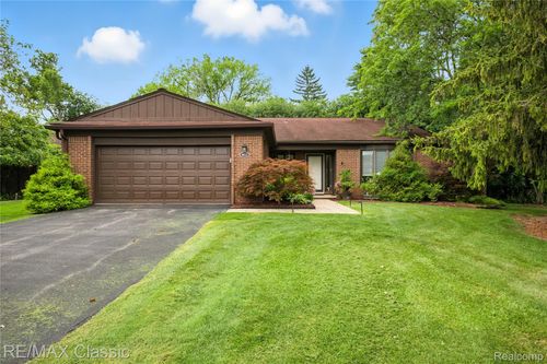 4022 Chablis St, West Bloomfield, MI, 48323-3027 | Card Image