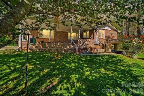 913 Dorothy St, Hendersonville, NC, 28791-1724 | Card Image