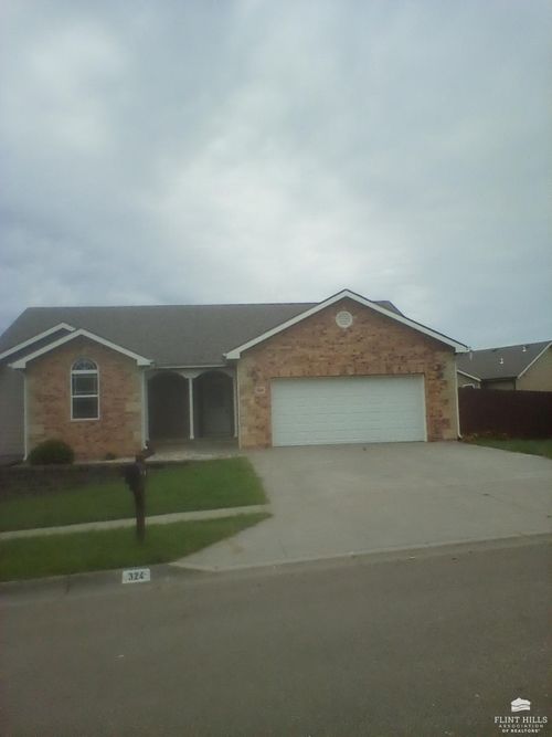 324 Highland Ridge Dr, Manhattan, KS, 66503-8679 | Card Image