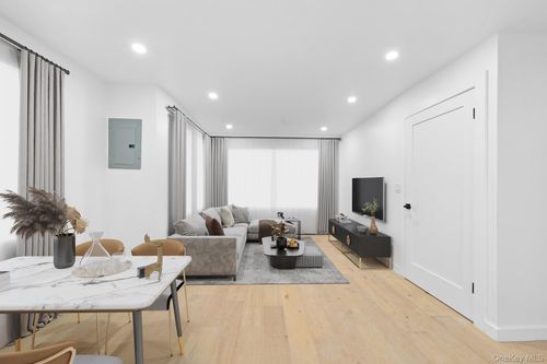 19124 Murdock Ave, Saint Albans, NY, 11412-2430 | Card Image