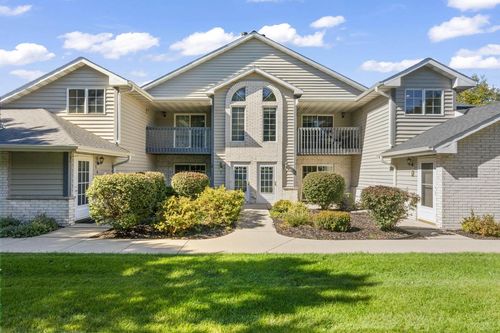 5-W240N2566 E Parkway Meadow Circle, Pewaukee, WI, 53072 | Card Image