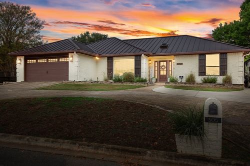 305 E Tanglewood Dr, New Braunfels, TX, 78130-5266 | Card Image