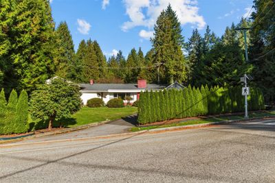 410 Hadden Dr, House other with 4 bedrooms, 3 bathrooms and 4 parking in West Vancouver BC | Image 2