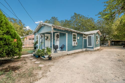 407 W Baxter St, Seguin, TX, 78155-1913 | Card Image