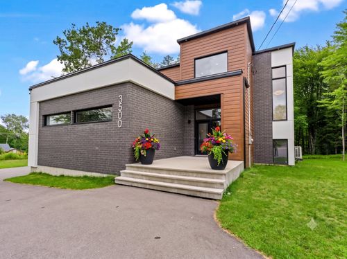 3500 Rue De L'Albatros, Sherbrooke, QC, J1H0J3 | Card Image
