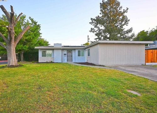 2371 Del Rio Dr, Stockton, CA, 95204-1519 | Card Image