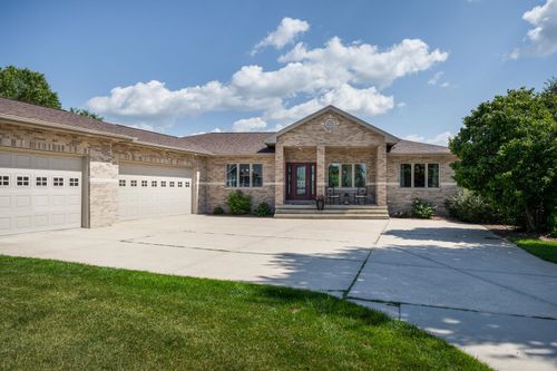 3011 Linnerud Dr, Stoughton, WI, 53589-3283 | Card Image
