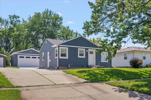 1206 W 10th St, Cedar Falls, IA, 50613-2408 | Card Image