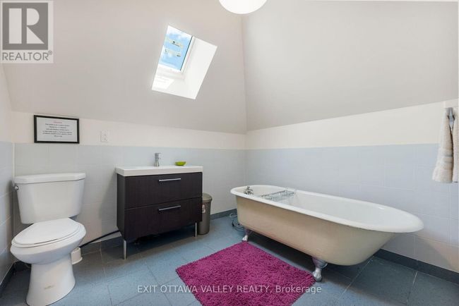 28084 Highway 41, House other with 5 bedrooms, 2 bathrooms and 5 parking in Renfrew ON | Image 28