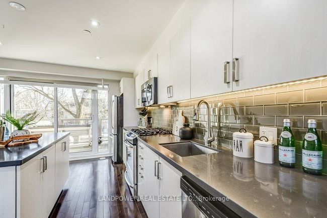 991 Dundas St E, House attached with 3 bedrooms, 3 bathrooms and 1 parking in Toronto ON | Image 15