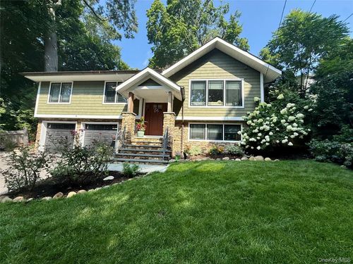9 Winding Way, Sea Cliff, NY, 11579-1115 | Card Image