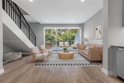 apt-214-3335 Thomas Ave, Coconut Grove, FL, 33133-5830 | Card Image