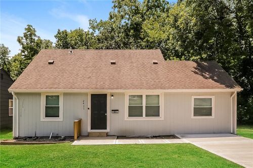 2411 E 77th St, KANSAS CITY, MO, 64132-2128 | Card Image