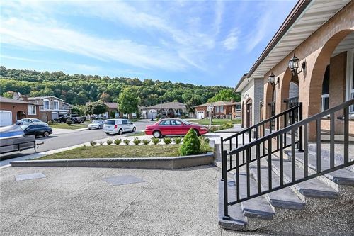 28 Tara Crt, Hamilton, ON, L8K6E6 | Card Image