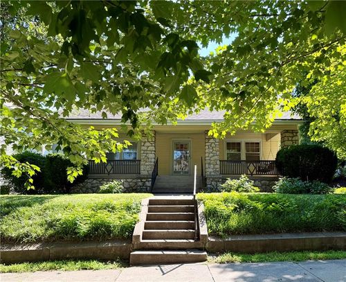 1011 S 5th St, Leavenworth, KS, 66048-3323 | Card Image