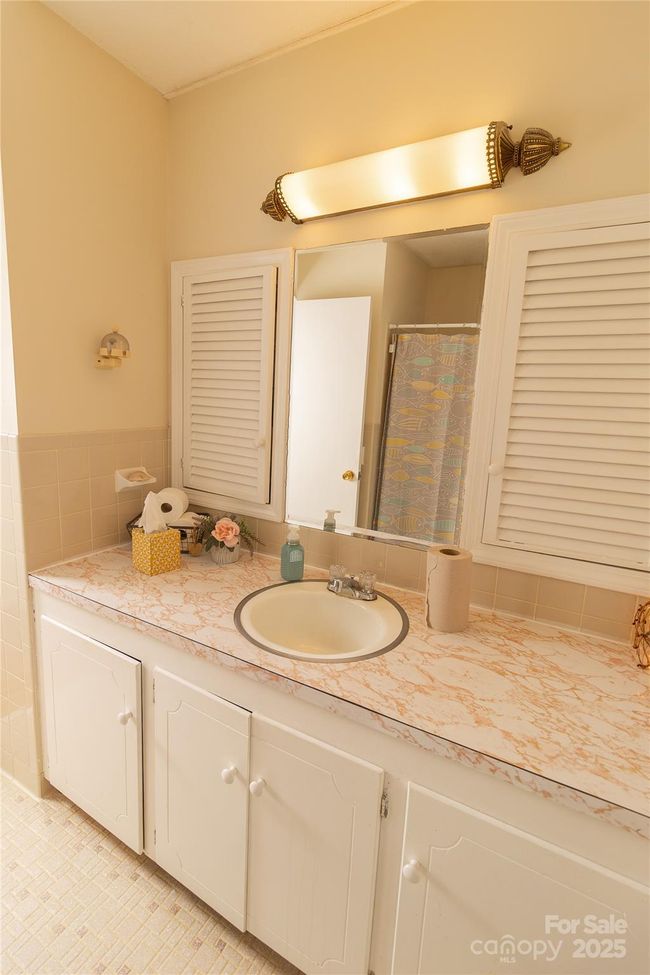 1352 W Cherokee St, House other with 3 bedrooms, 3 bathrooms and null parking in Blacksburg SC | Image 24