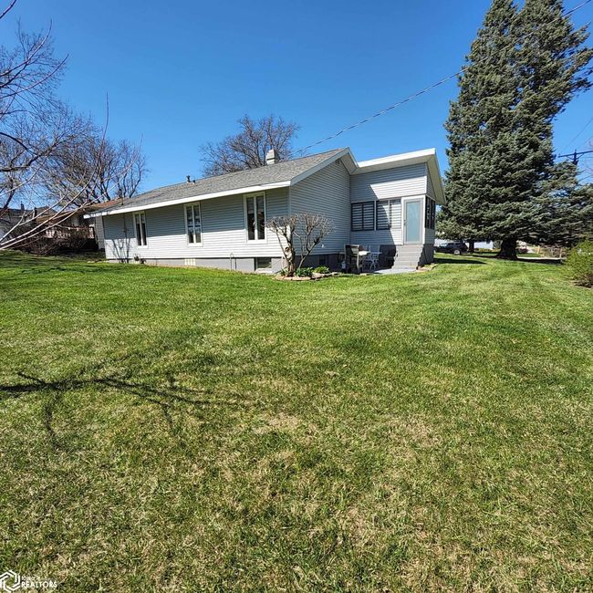 213 E Baker St, Home with 4 bedrooms, 2 bathrooms and 2 parking in Avoca IA | Image 4