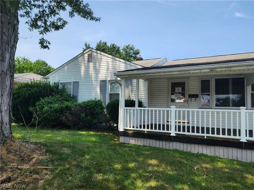 105 Helena Dr, Struthers, OH, 44471-1506 | Card Image