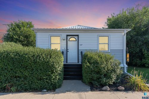 117 W 1st St Street, Lennox, SD, 57039 | Card Image