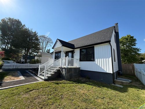 7 E Lakeland St, Bay Shore, NY, 11706-1924 | Card Image