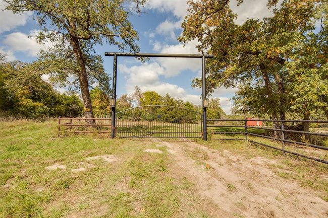 Iron gate entrance | Image 10