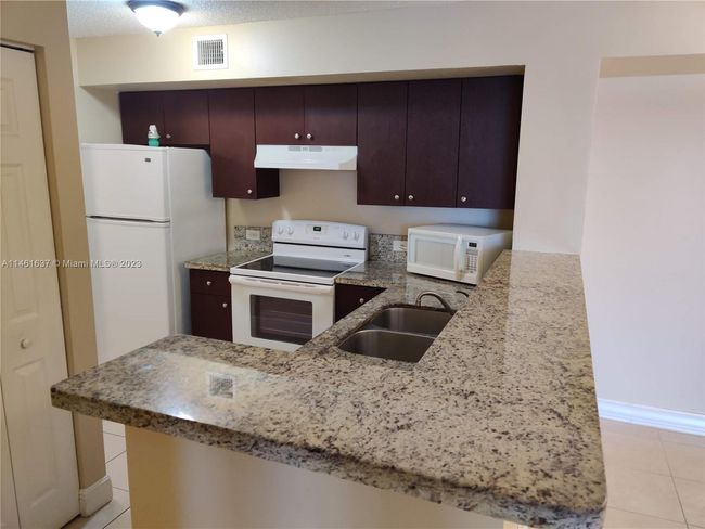 APT-102 - 11155 Sw 5 Th Pl, Condo with 2 bedrooms, 2 bathrooms and null parking in Pembroke Pines FL | Image 8