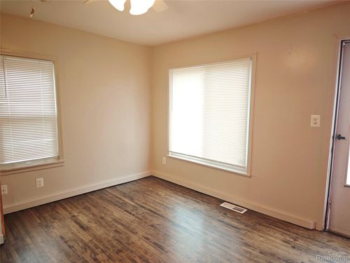 11667 Syracuse St, Taylor, MI, 48180-6808 | Card Image