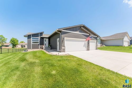812 Sarah C Cir, Garretson, SD, 57030-3000 | Card Image