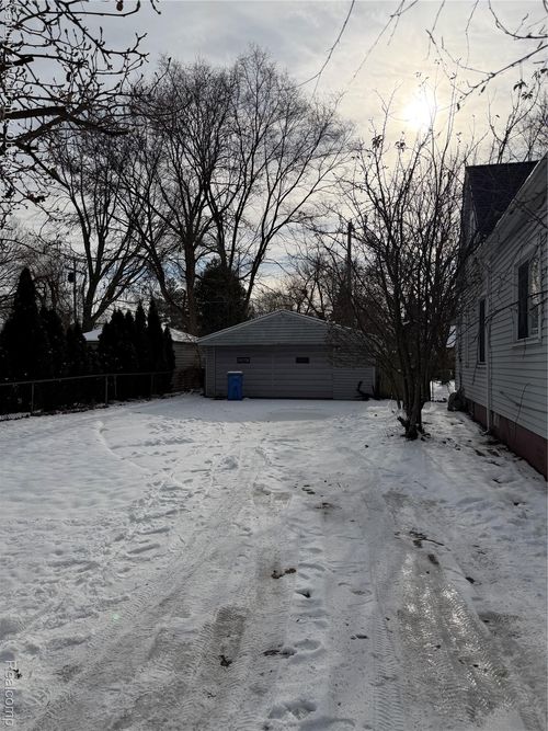 25729 Ross St, Dearborn Heights, MI, 48125-1142 | Card Image