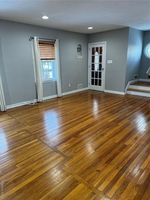 31 Flower Rd, Valley Stream, NY, 11581-1748 | Card Image