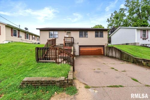 836 Newell Ave, Muscatine, IA, 52761-2961 | Card Image